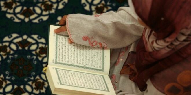 ما هي الكلمة التي تقسم القرآن الكريم إلى قسمين متساويين تماما